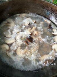 美味营养的海鲜香菇面做法图解7)