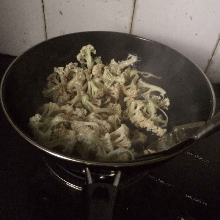 家常菜花菜炒肉做法图解4)