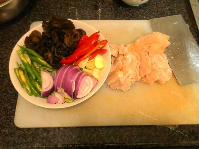 美味农家回锅肉做法图解3)
