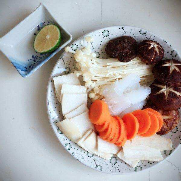 暖暖的蔬菜菌菇火锅