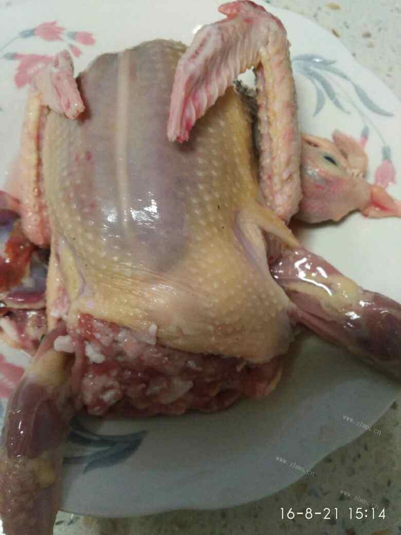 好吃的鸽子香菇肉丸汤做法图解2)
