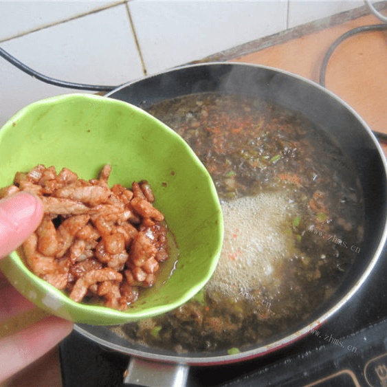 诱人的酸菜肉丝面做法图解14)
