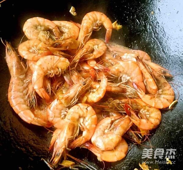 诱人的香葱爆海虾做法图解7)