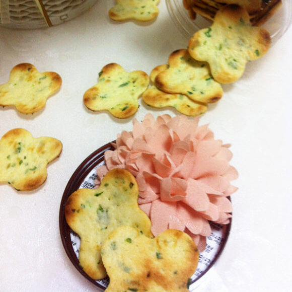 美味葱香苏打花瓣饼干
