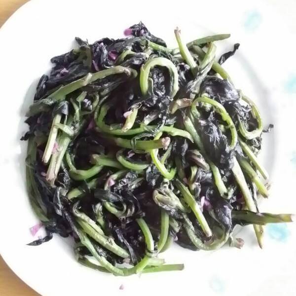 美味的清炒紫背菜