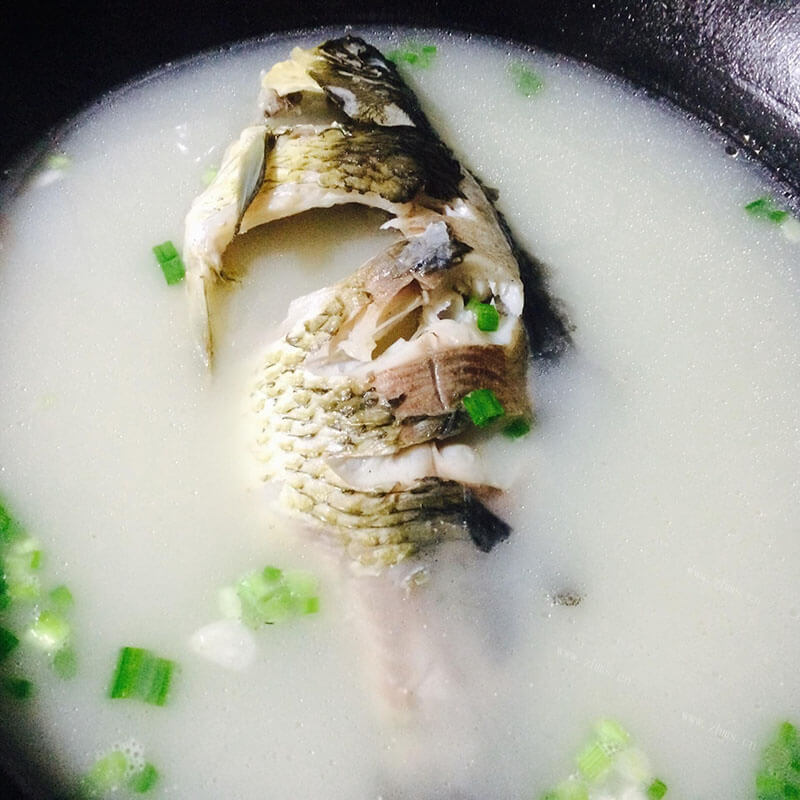 可口的姜末鲫鱼汤