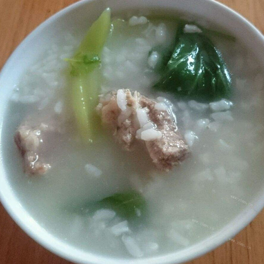 美味的排骨春菜粥 