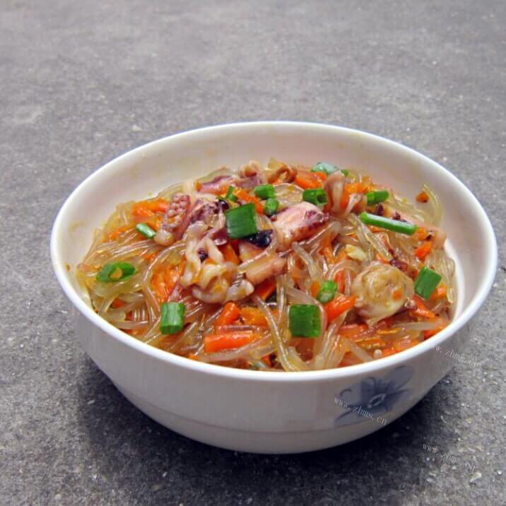 美味的红萝卜炒红薯粉条