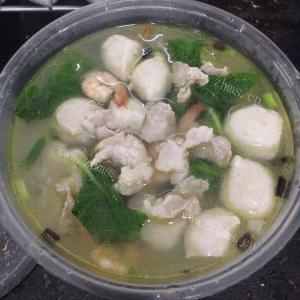 可口的鱿鱼瘦肉煮米粉汤