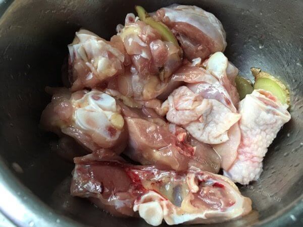 八珍玉食的蒸汽鸡肉杂菇火锅做法图解1)