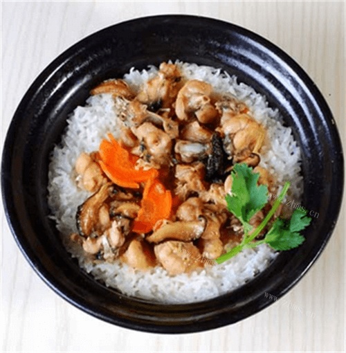 美味的冬菇鸡肉煲仔饭