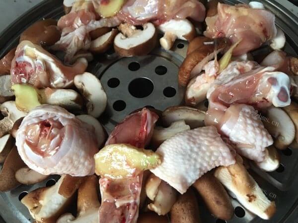 八珍玉食的蒸汽鸡肉杂菇火锅做法图解4)