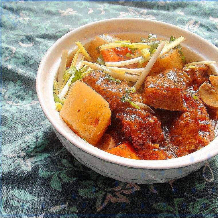 美味的土豆黄花菜炖排骨