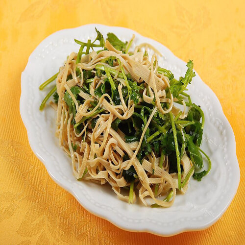 美味的豆皮伴菠菜