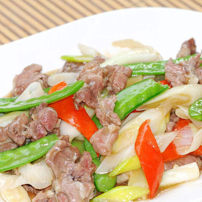 热腾腾的葱炒羊肉