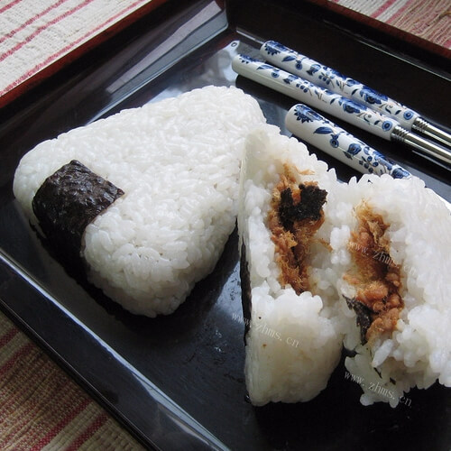 美味的香椿肉松饭团