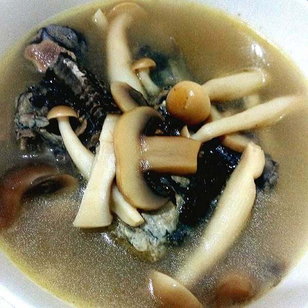 营养丰富的蟹味菇乌鸡汤