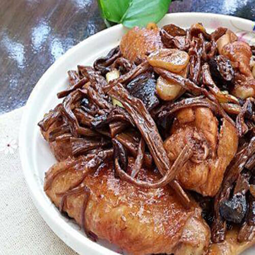 美味的茶树菇焖鸡翅