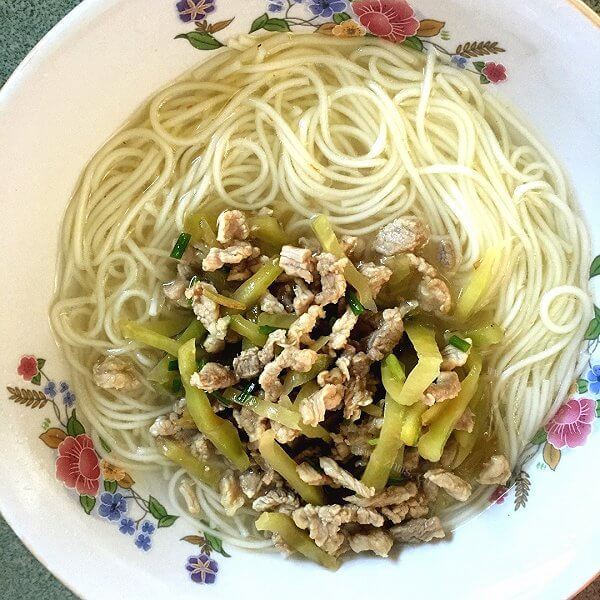 五味俱全的榨菜肉丝拌面