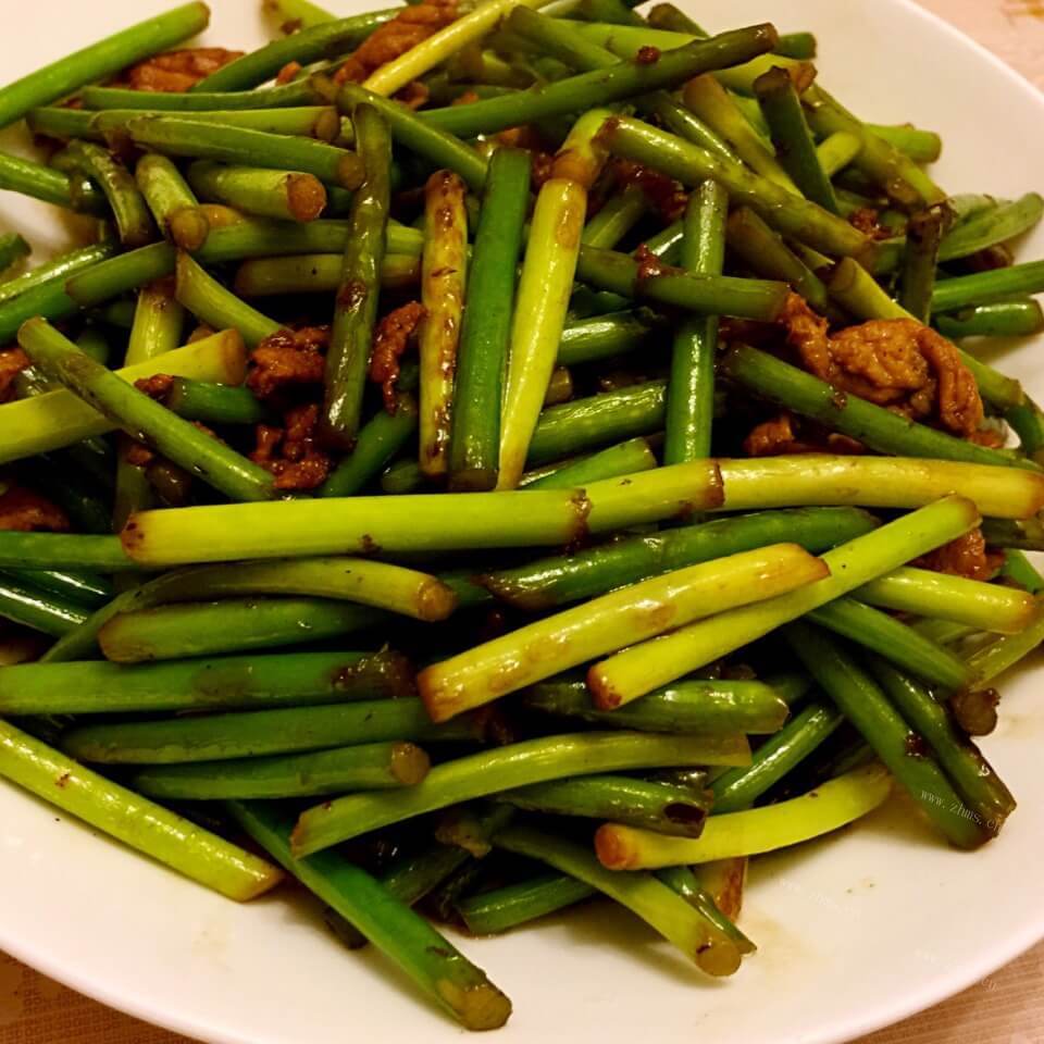 简单的蒜苔香煎肉 