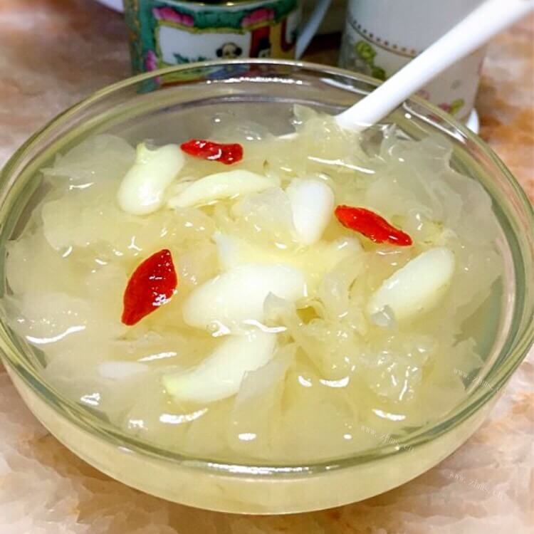 润肺养颜百合银耳糖水