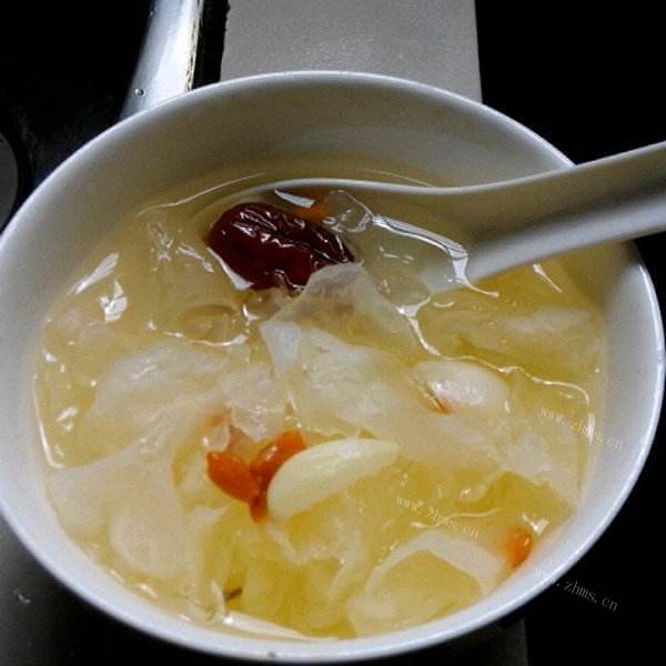 夏日清凉银耳百合绿豆粥