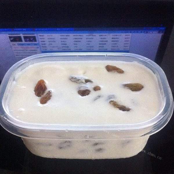 美味的葡萄干酸奶冰淇淋