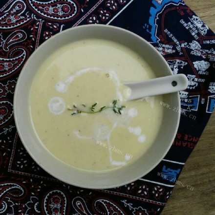 营养的洋葱豌豆浓汤
