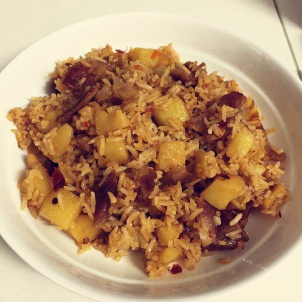 香喷喷的土豆香肠闷饭