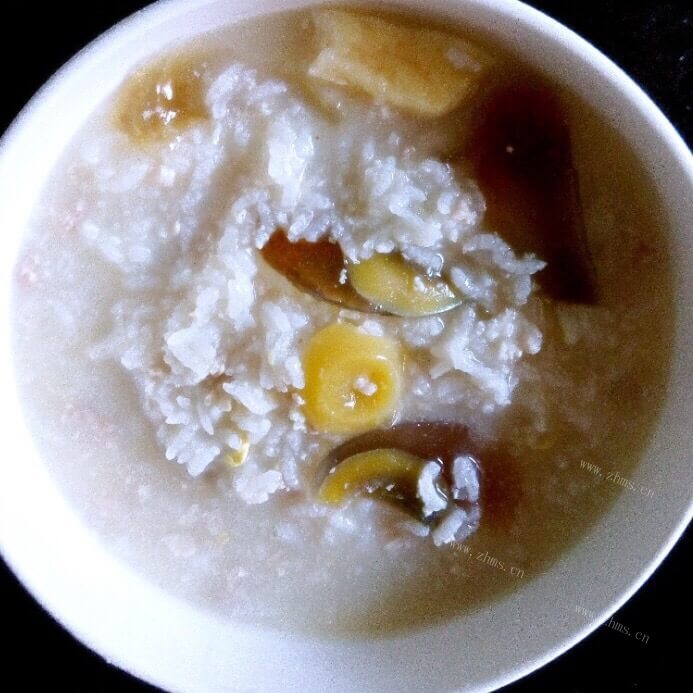 美味的黄金皮蛋瘦肉粥