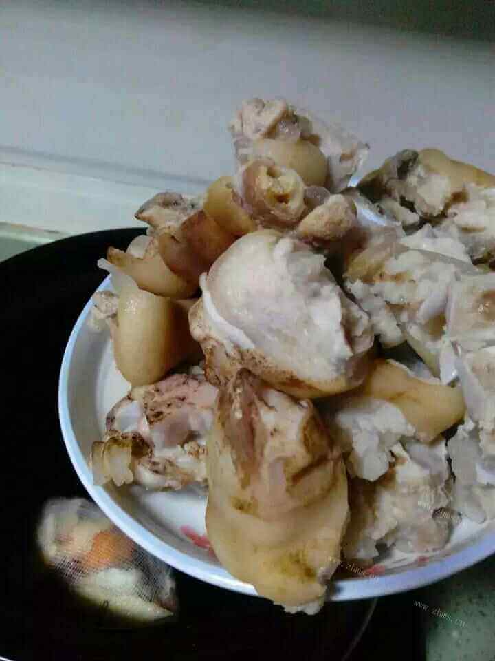 有爱的胡萝卜香菇炖猪蹄做法图解4)