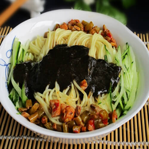 美味的芝麻拌面酱
