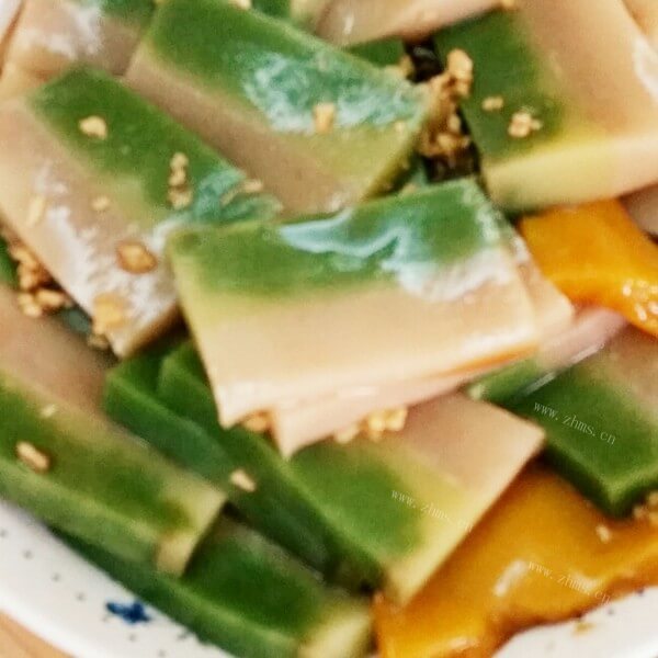 热腾腾的彩色皮冻