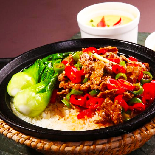 美味的红椒牛肉盖饭