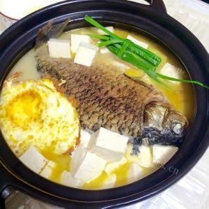 营养荷包蛋鲫鱼汤