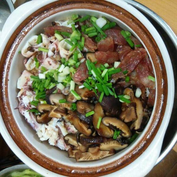好吃的冬菇鸡肉煲仔饭