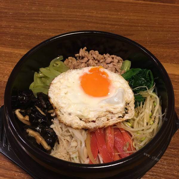 手工制作的腊肉石锅拌饭