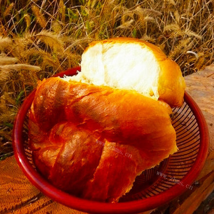 自制的橄榄油香葱辫子面包
