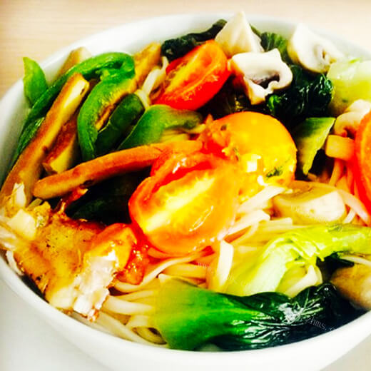 美味的虾香青菜鸡蛋面