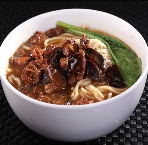 喷香的香菇土鸡小揪面