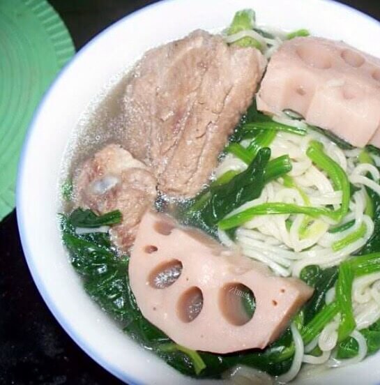 好吃的菠菜排骨面