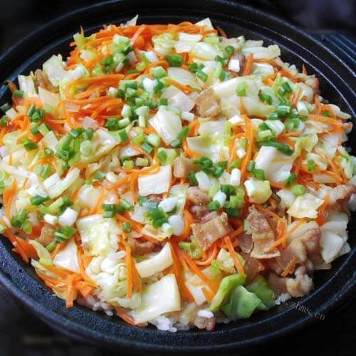 回味无穷的土豆胡萝卜焖饭