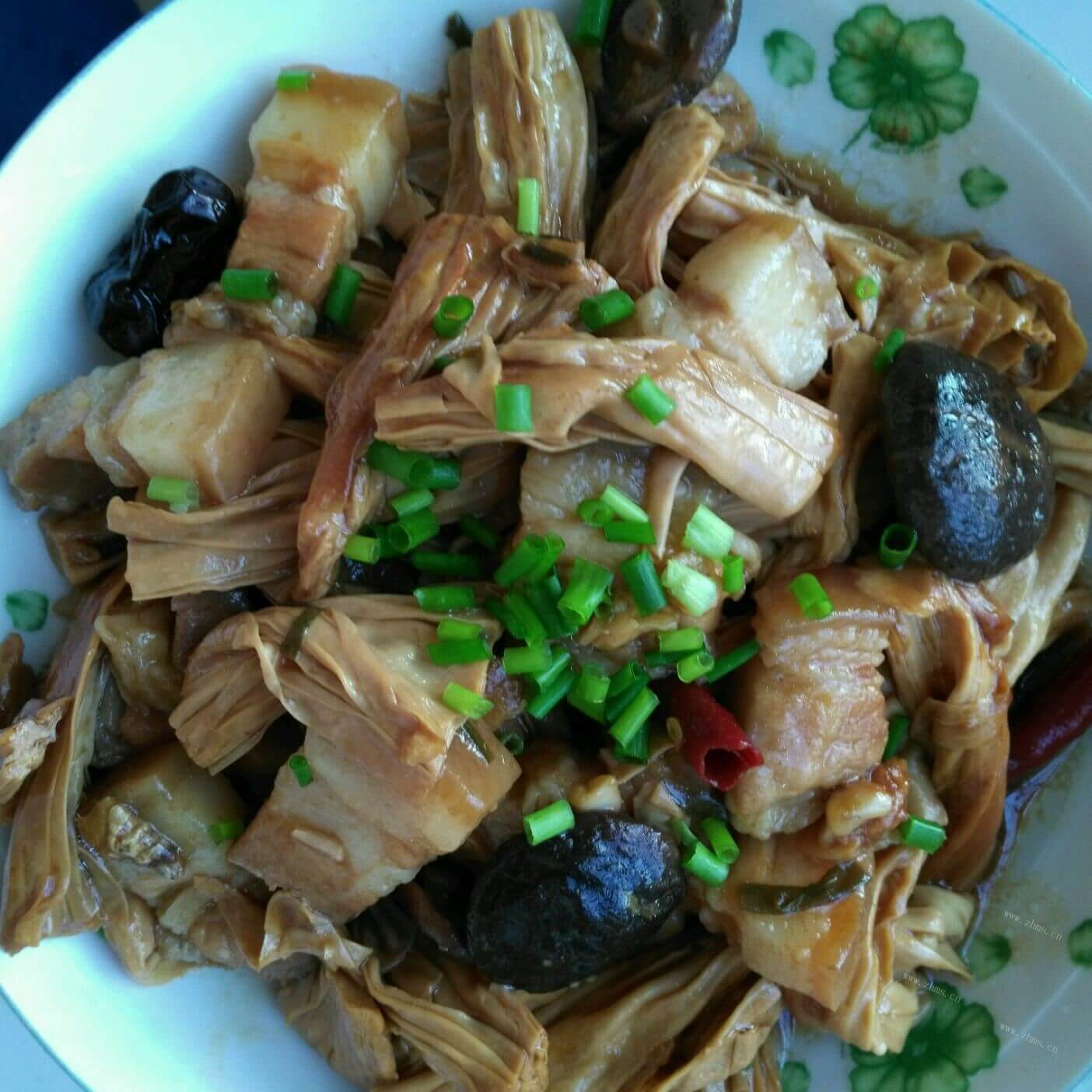 美味的香菇腐竹炖五花肉