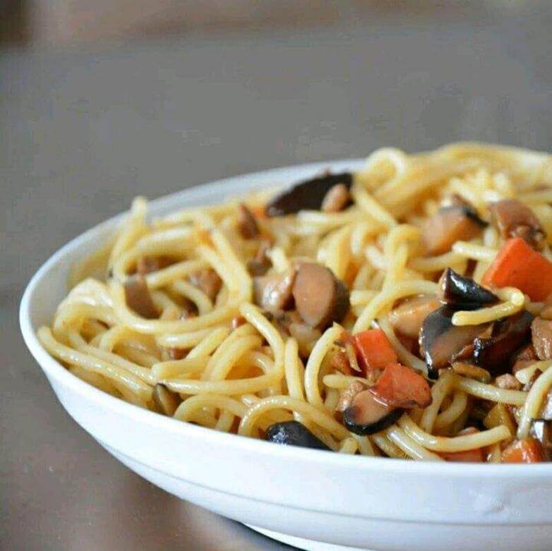 美味的香菇肉末酱面