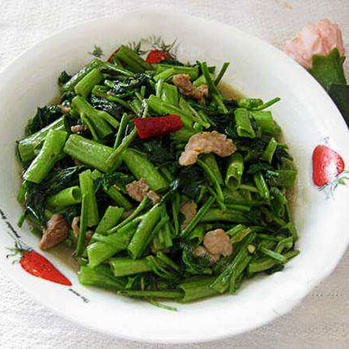 美味的红烧肉拌空心菜