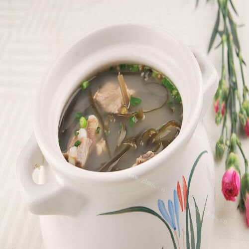 清淡的鸡腿菇海带排骨汤 