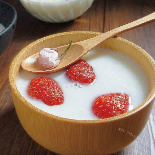 美味牛奶水果冻