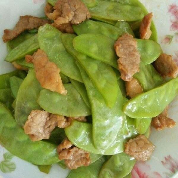绿色的肉焖扁豆