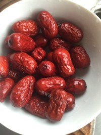 美味的桂圆菠萝汤做法图解4)
