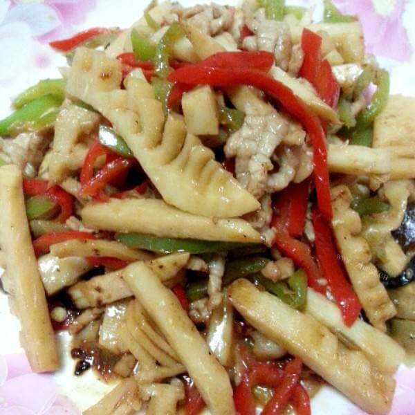 美味的酱五花肉焖黑笋